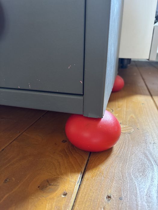 Szafka dziecięca z szufladami – szara z czerwonymi uchwytami