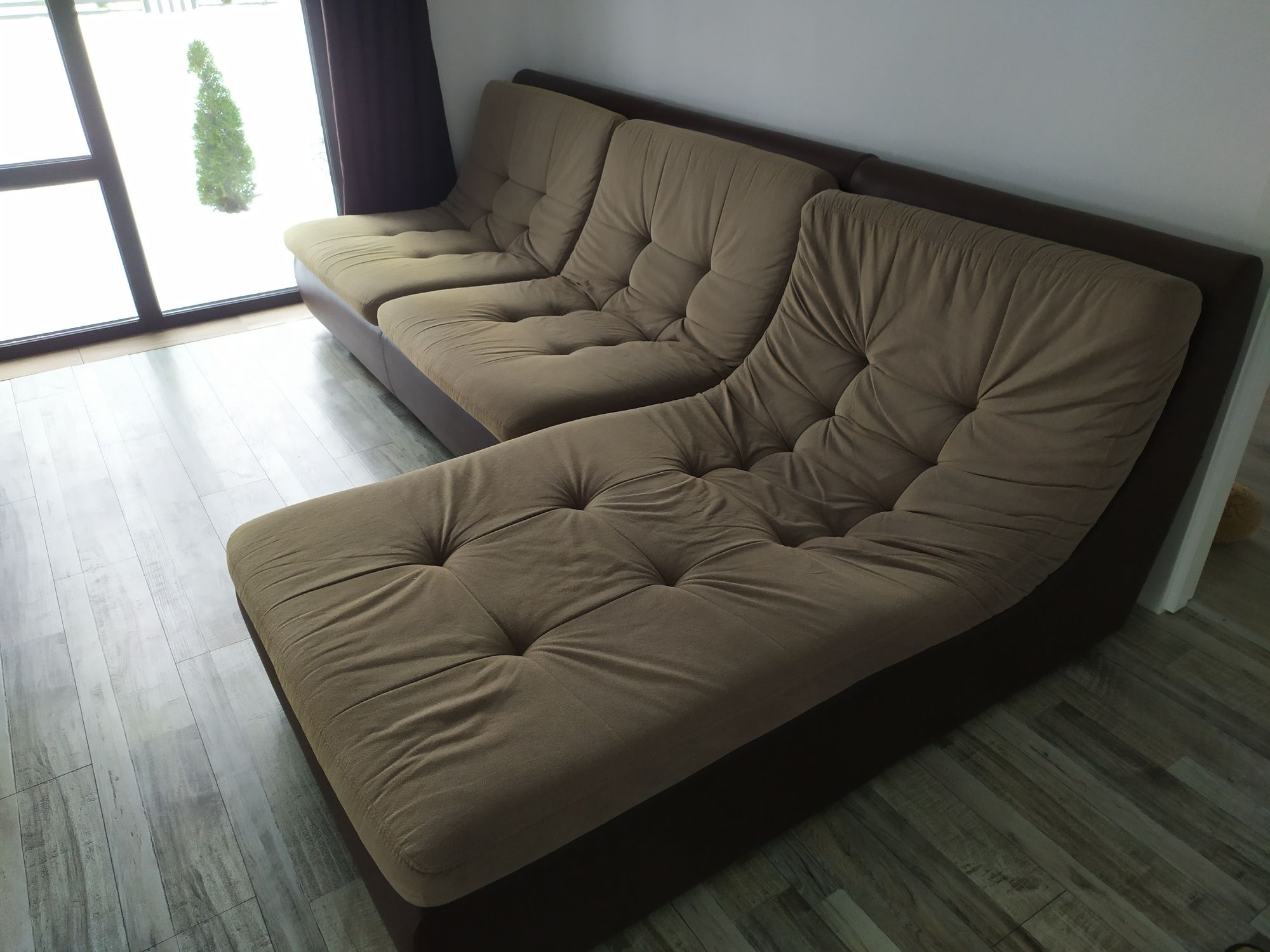 Шикарний великий диван.