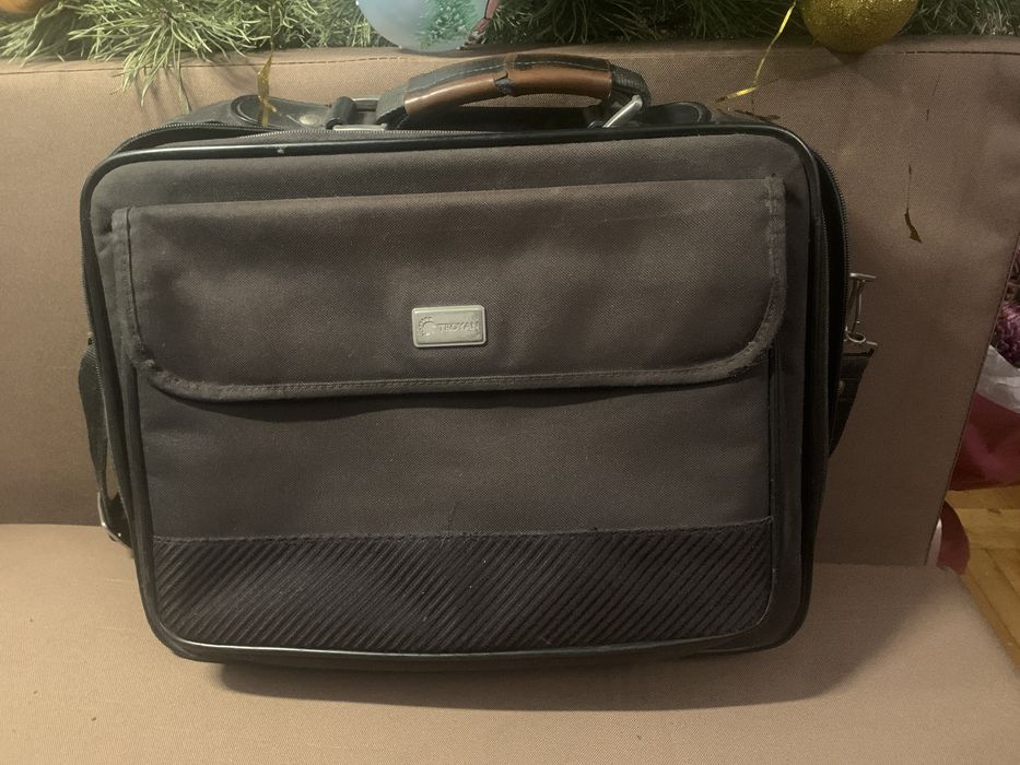 Ноутбук 2008 року з сумкою в мишкою