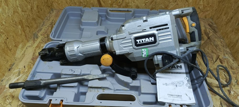 Młot wyburzeniowy titan 1700w ttb811drh