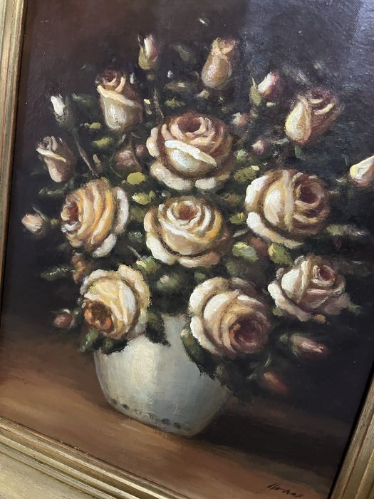 Quadro com moldura dourada