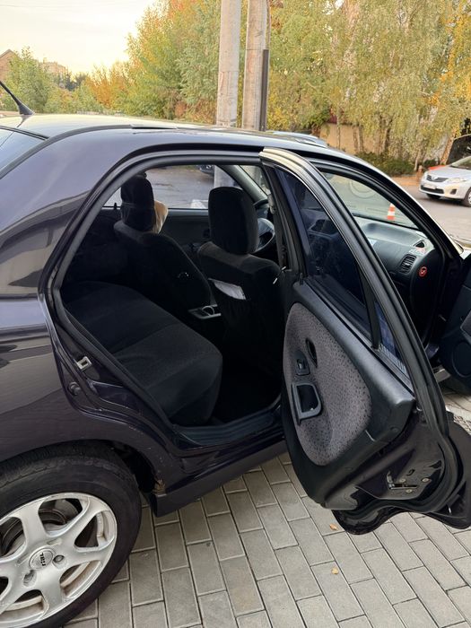 Mitsubishi Carisma 2001 1.6 AT