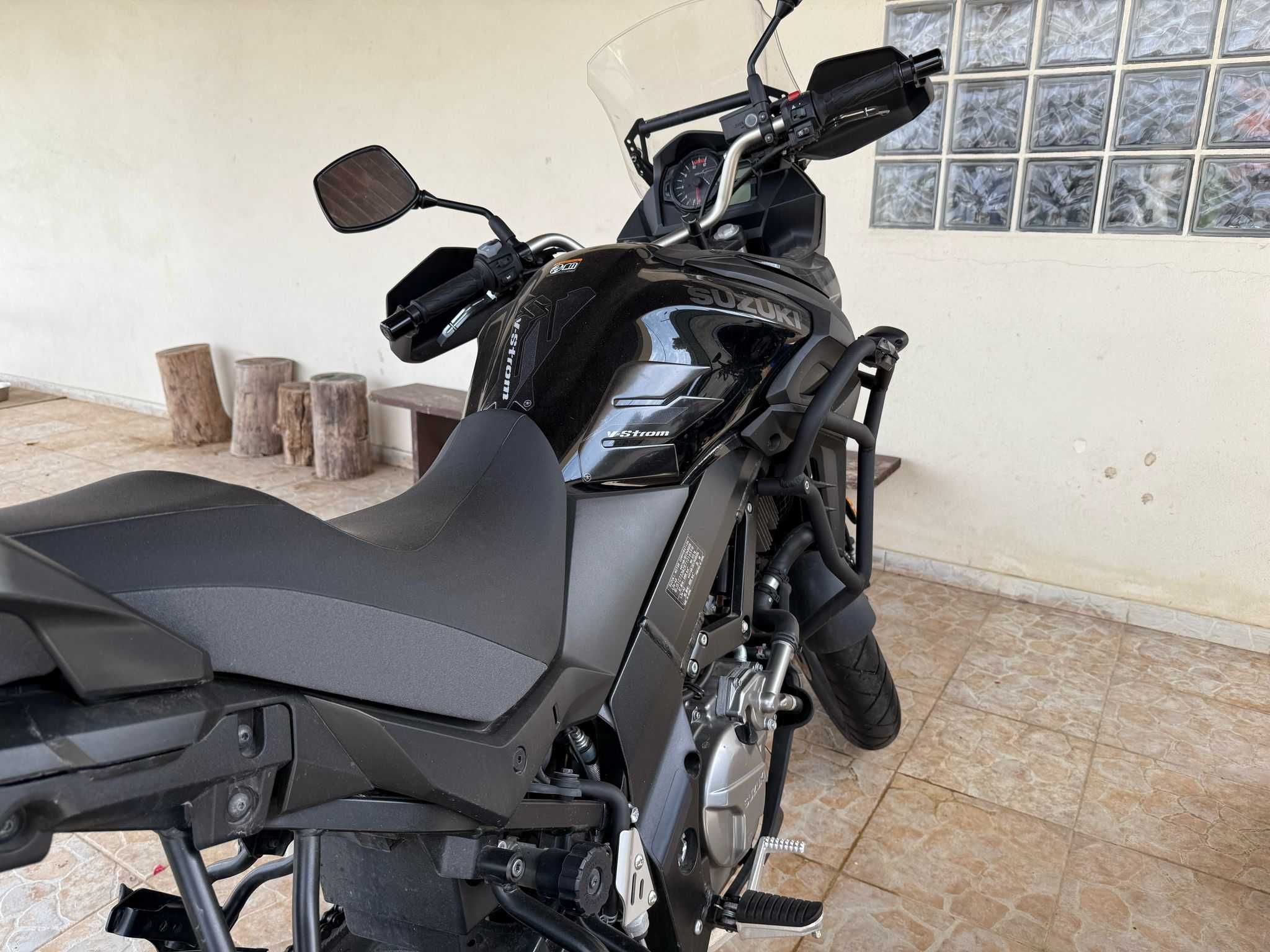 Suzuki V-Strom DL650 - 4.000km - NOVA - Vendo ou Troco
