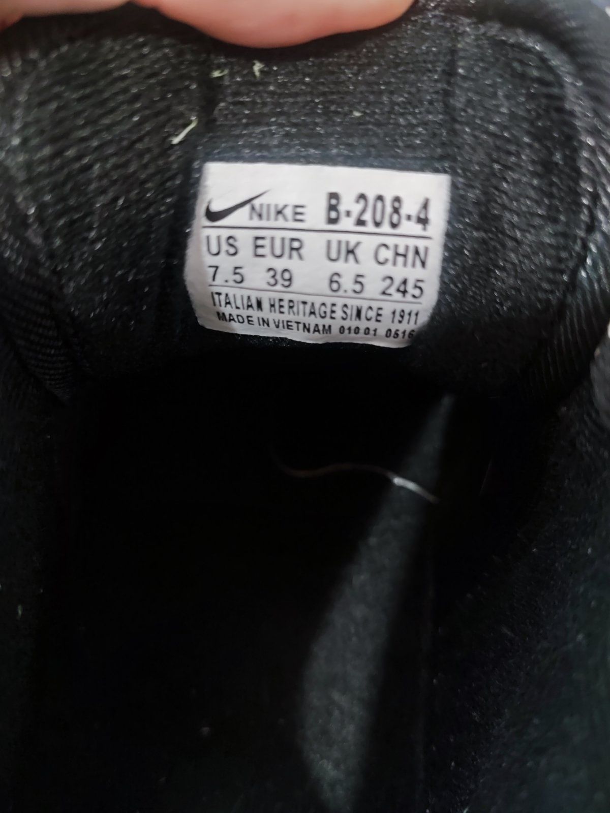 Нові кросівки Nike