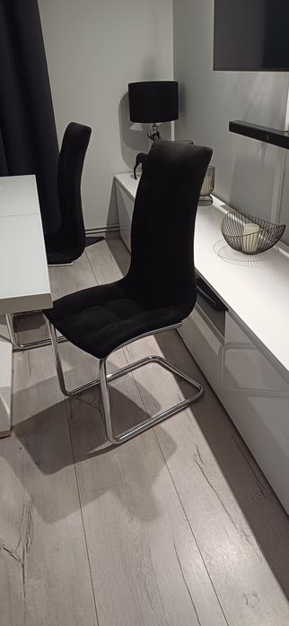 Krzesła oraz stół