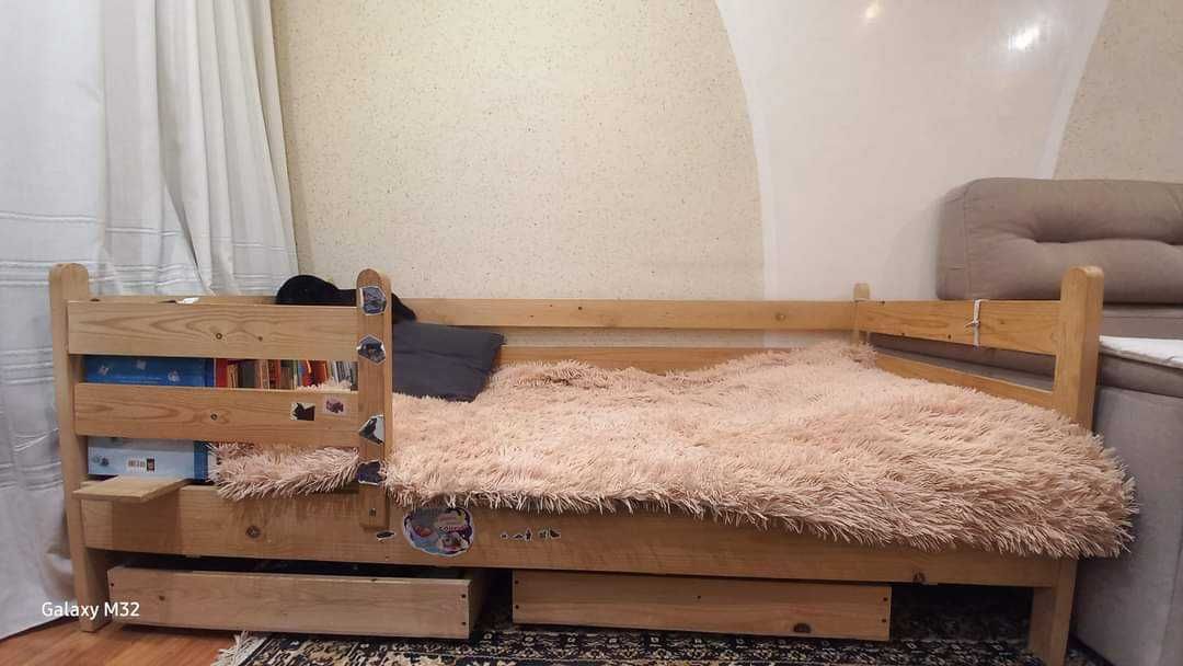 Дерев'яне ліжко з шухлядами