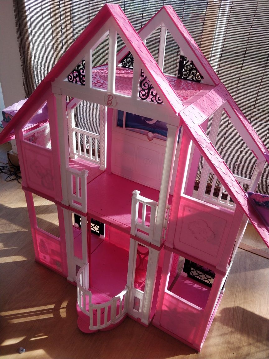 Casa da Barbie com acessórios de oferta