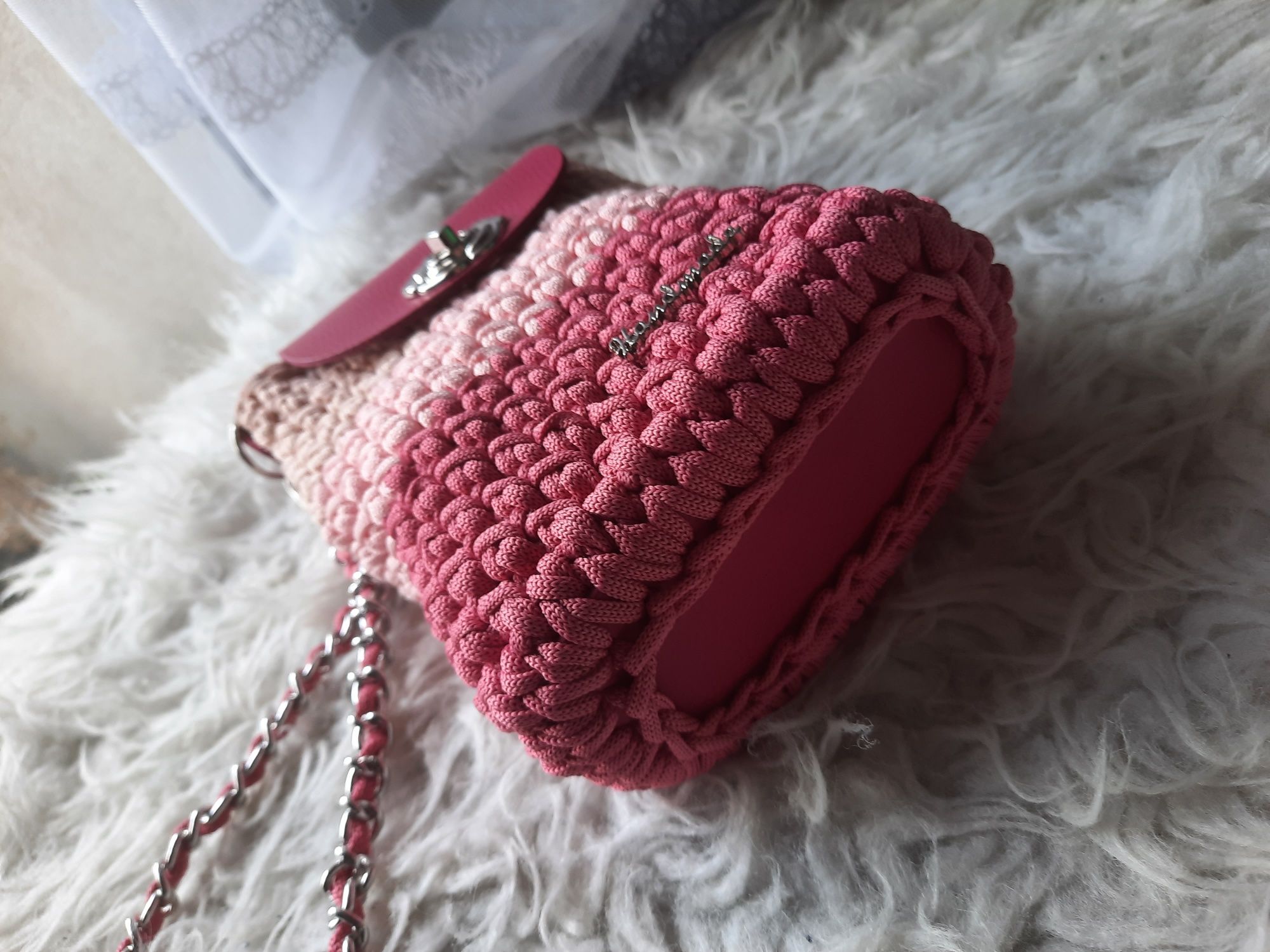 Mini torebka etui na telefon handmade róż pasy skóra róża łańcuszek