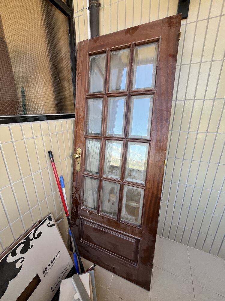 Vende-se porta madeira com vidro