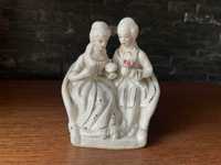 Para zakochanych na ławce porcelanowa figurka