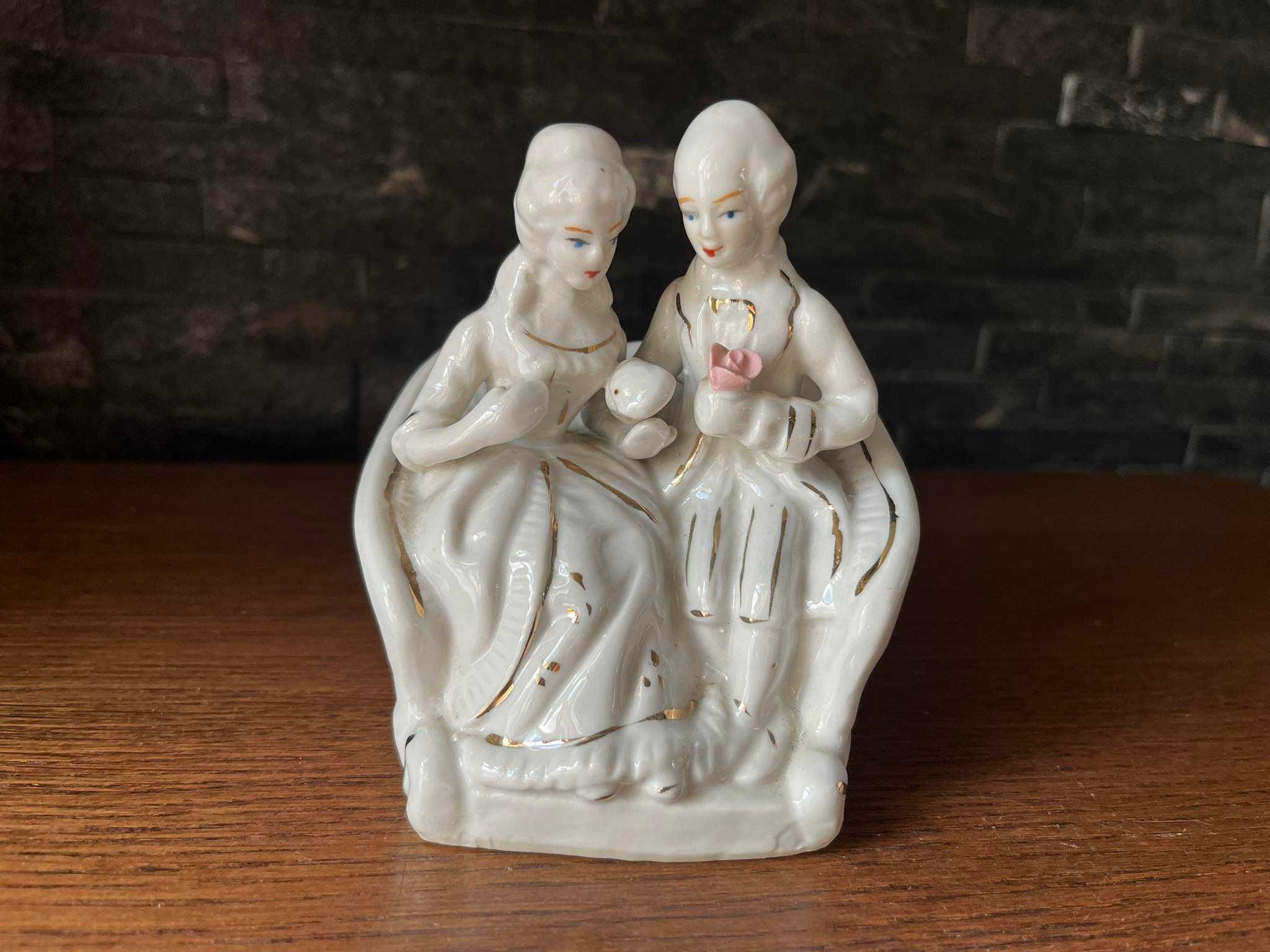 Para zakochanych na ławce porcelanowa figurka