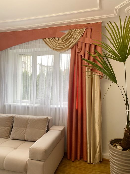 Штори з ламбрекеном є 2 набори. Одинакові. За 1 набір 890 грн