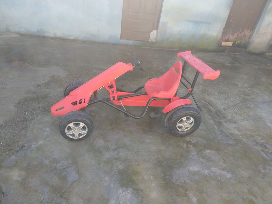 Carro de pedais para criança