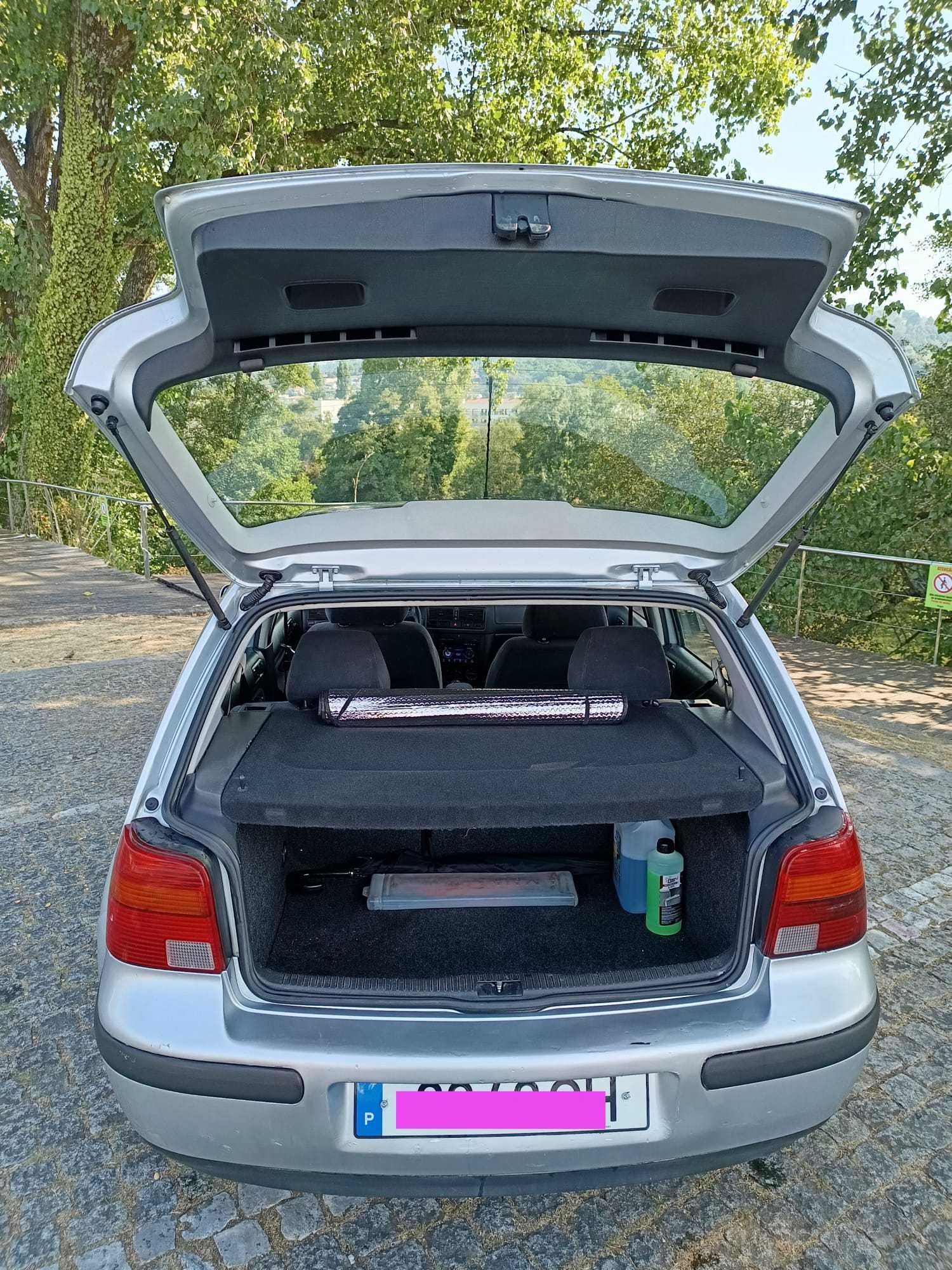 Carro Volkswagen Golf, ano 2000