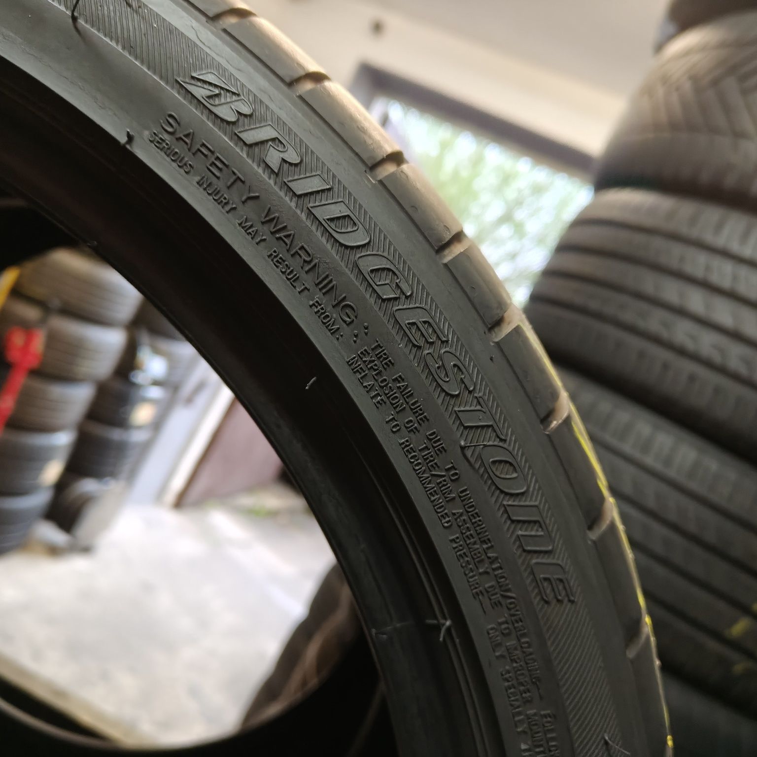 255/35/19 XL Sprzedam parę opon letnich Bridgestone