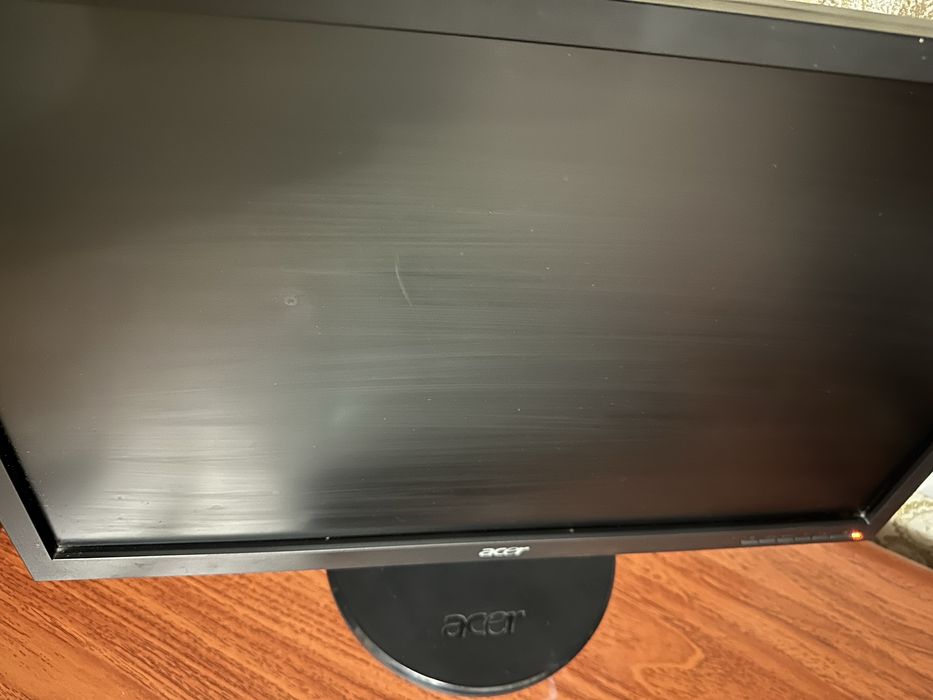 Компʼютер, монітор, мишка, клавіатура, камера, колонки та сабвуфер