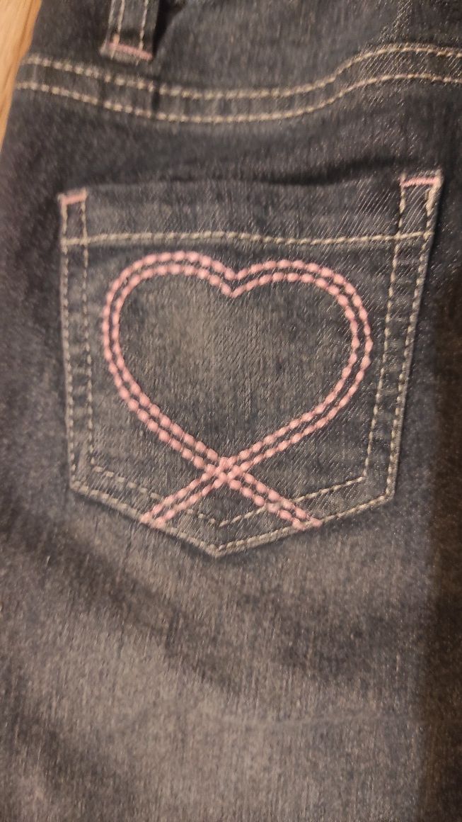 Granatowe jeansy na zimę różowe serca na kiesz. Podszewka bawełna 95%