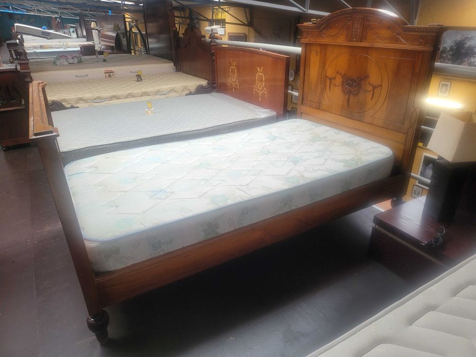 Cama antiga com estrado e colchão - Muito bom estado geral