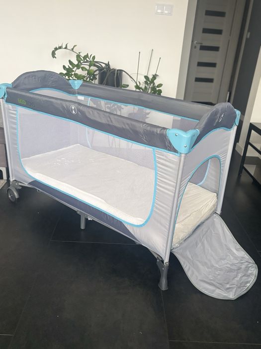 Łóżeczko turystyczne z materacem