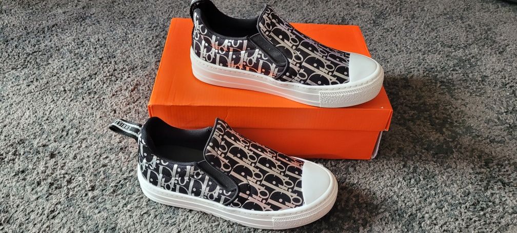 Trampki slip on r.37 czarne w srebrne napisy
