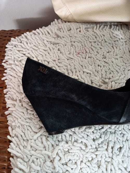 Sapatos pretos cunhasapatos