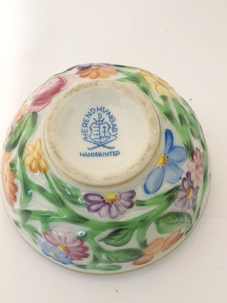 Magnífica caixa em porcelana pintada à mão marcada HEREND HUNGARY