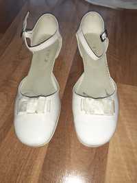Białe pantofelki