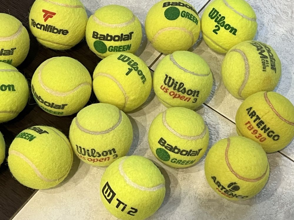 Мячи для большого тенниса разных брендов.