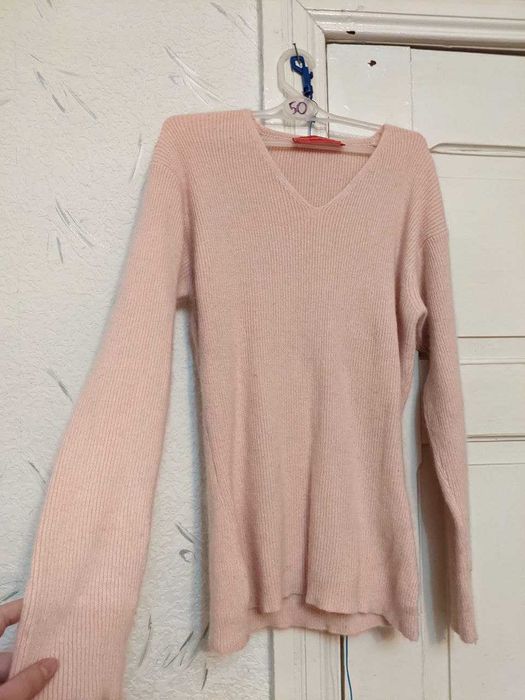 śliczny różowy sweterek w rozmiarze S