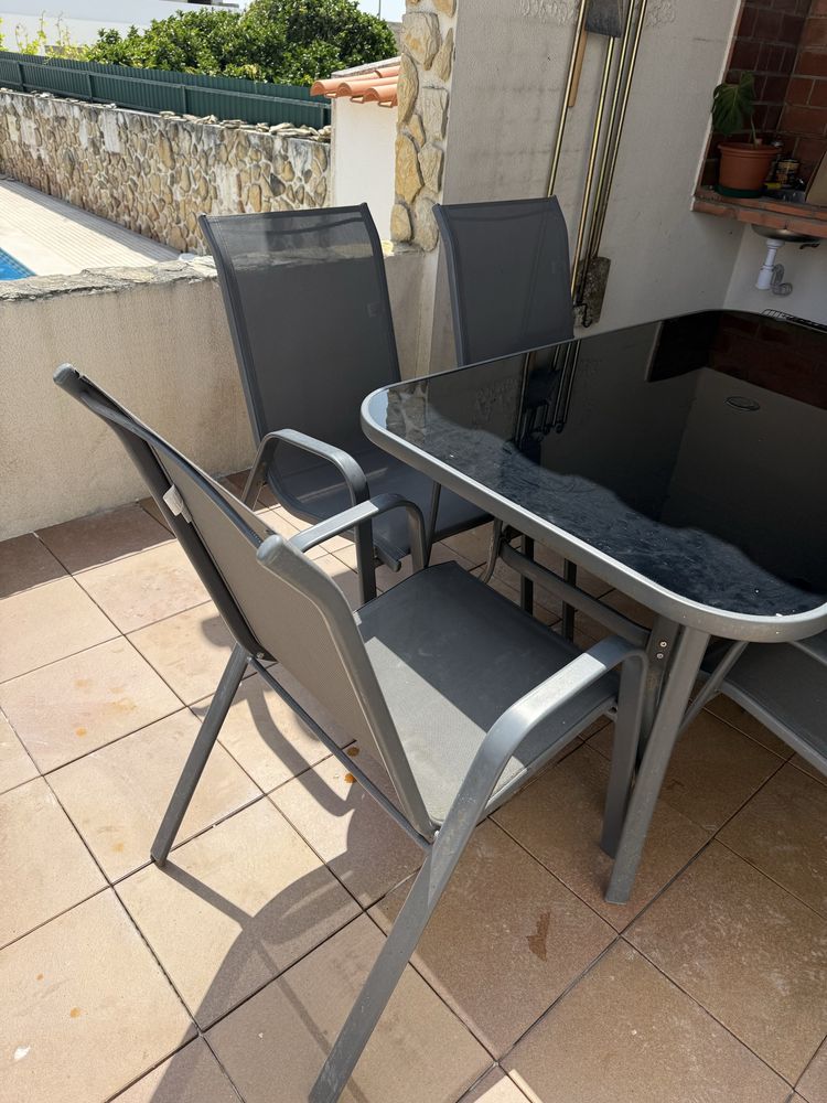 Mesa exterior com cadeiras