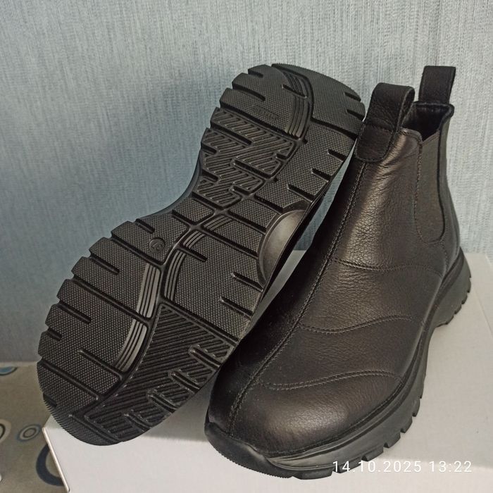 Продам женские ботинки
