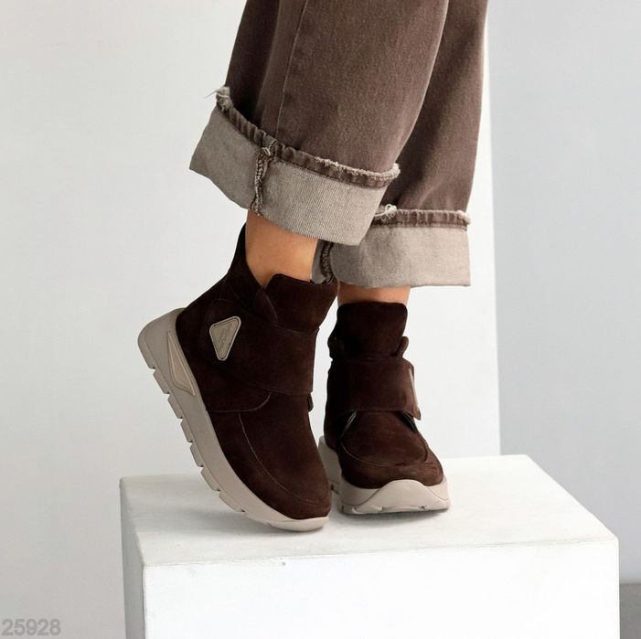 Жіночі шкіряні зимові спортивні черевики в кольорах