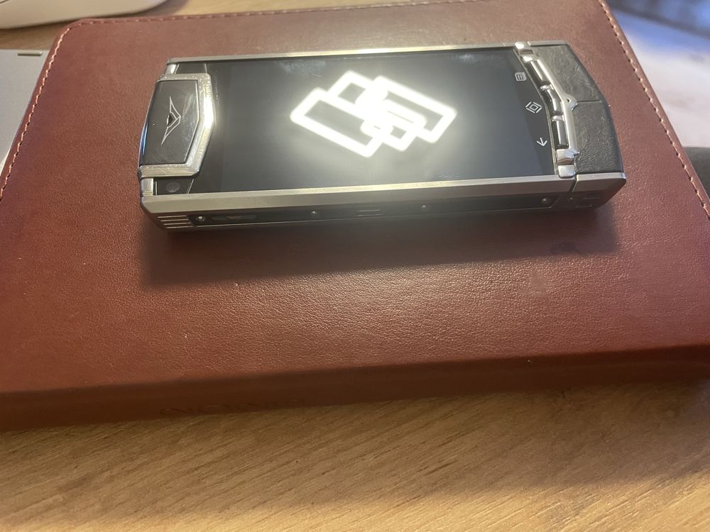 Vertu Ti – Елітний смартфон із титану з рубінам | Рідкісний екземпляр