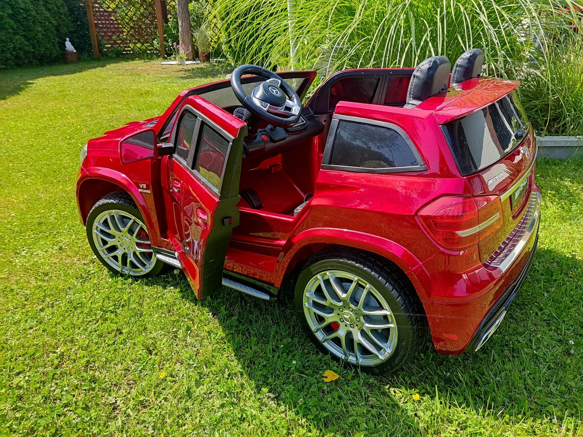 Mercedes GLS 63 AMG luksusowy ogromny dwuosobowy samochód na aku