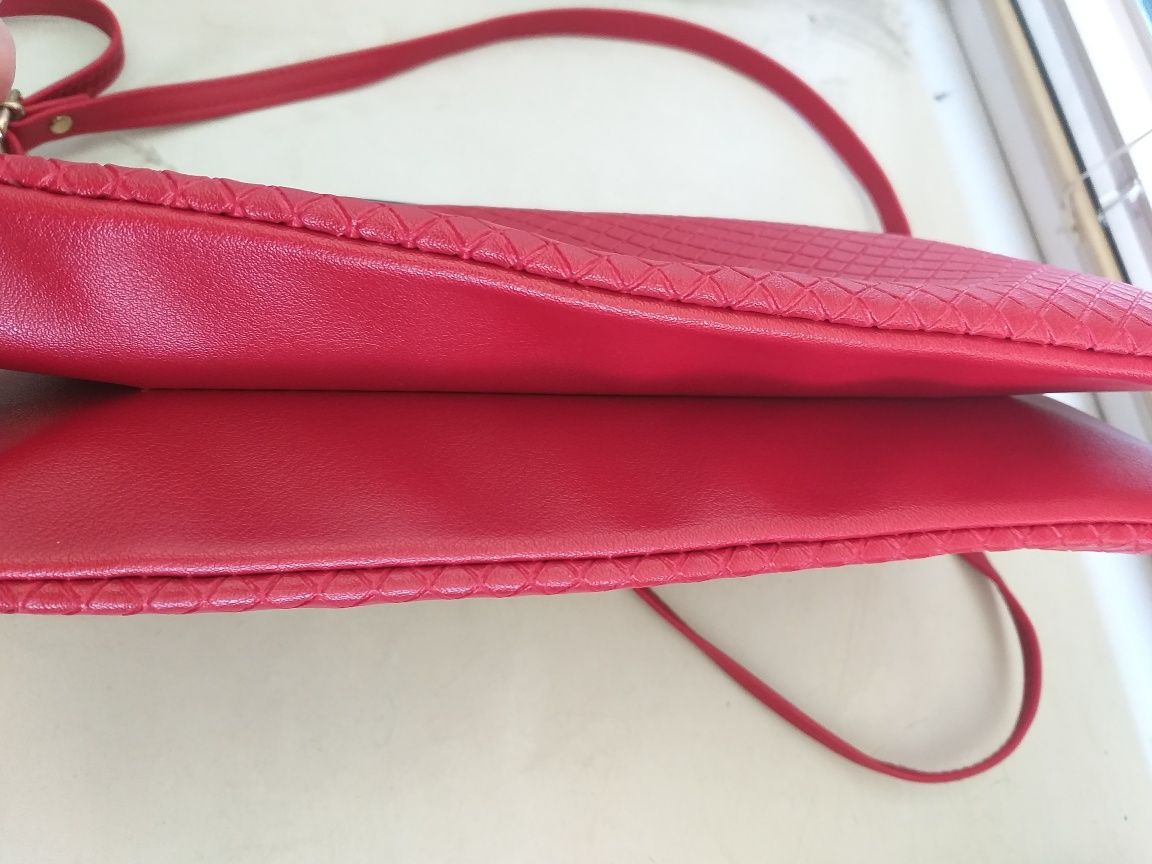 Женская сумка-клатч с длинной ручкой