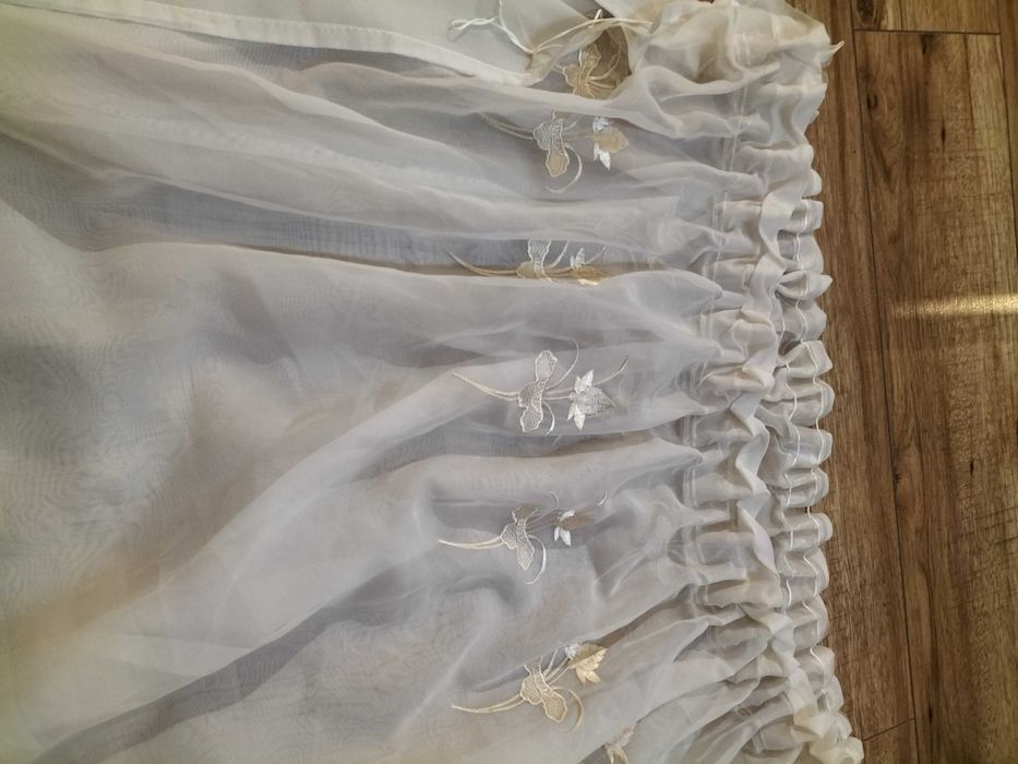 Firana z ozdobnym dolem