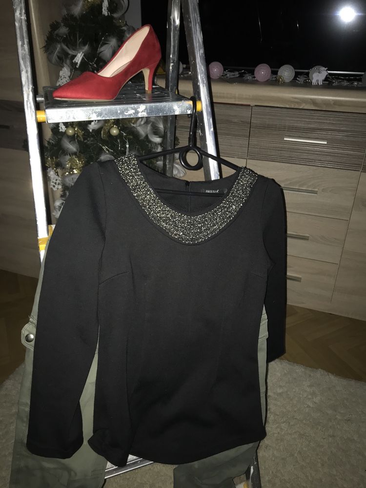 Bluzka czarna ozdobiona pid szyją Freesja Collection
