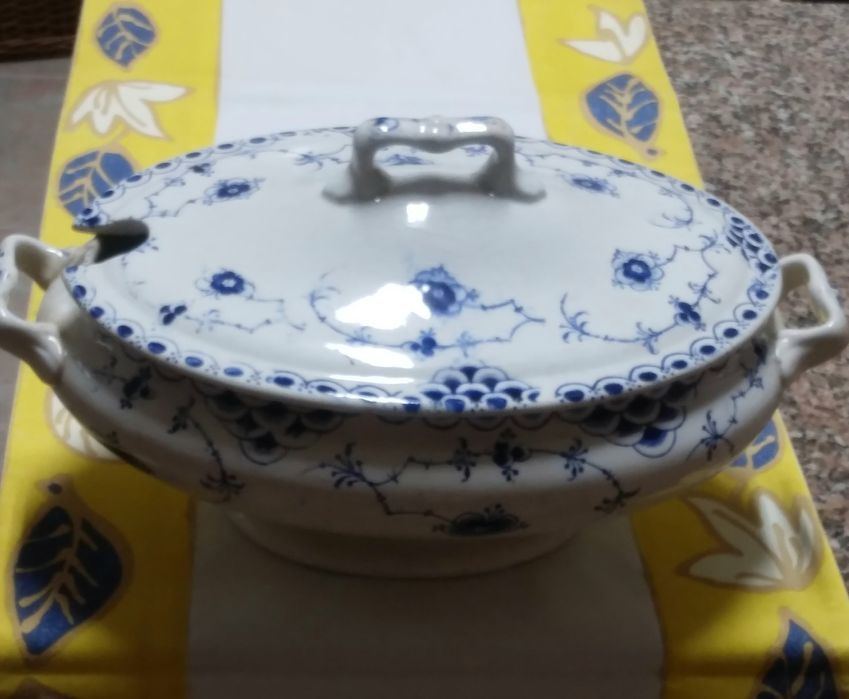 Terrina azul e branca anos 50 --mede 40cm