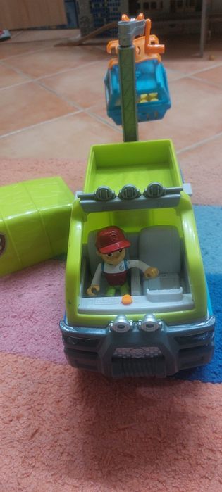 Carro médio do deserto patrulha pata