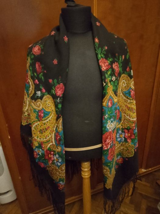 Продаю винтажный женский шерстяной платок