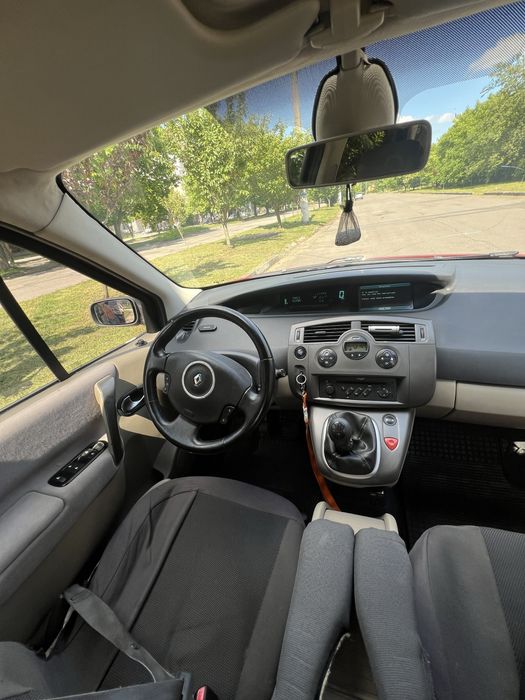 Автомобіль renault scenik