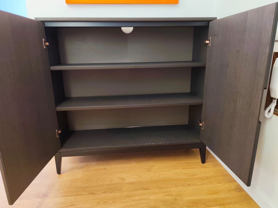 Belo aparador/armário da IKEA em tom castanho-escuro.