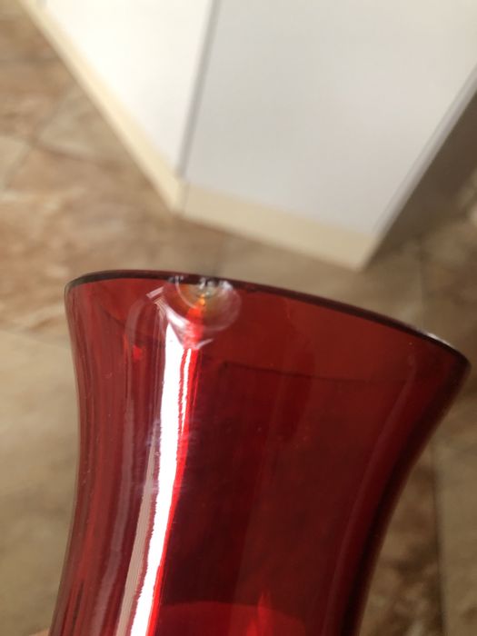 Ваза скляна червона