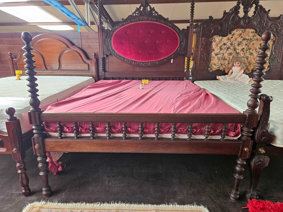 Cama antiga com cabeceira em veludo com estrado e colchão - Mu