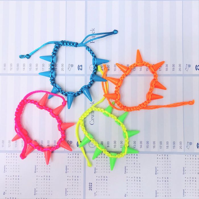 Cztery nowe regulowane bransoletki neonowe ćwieki