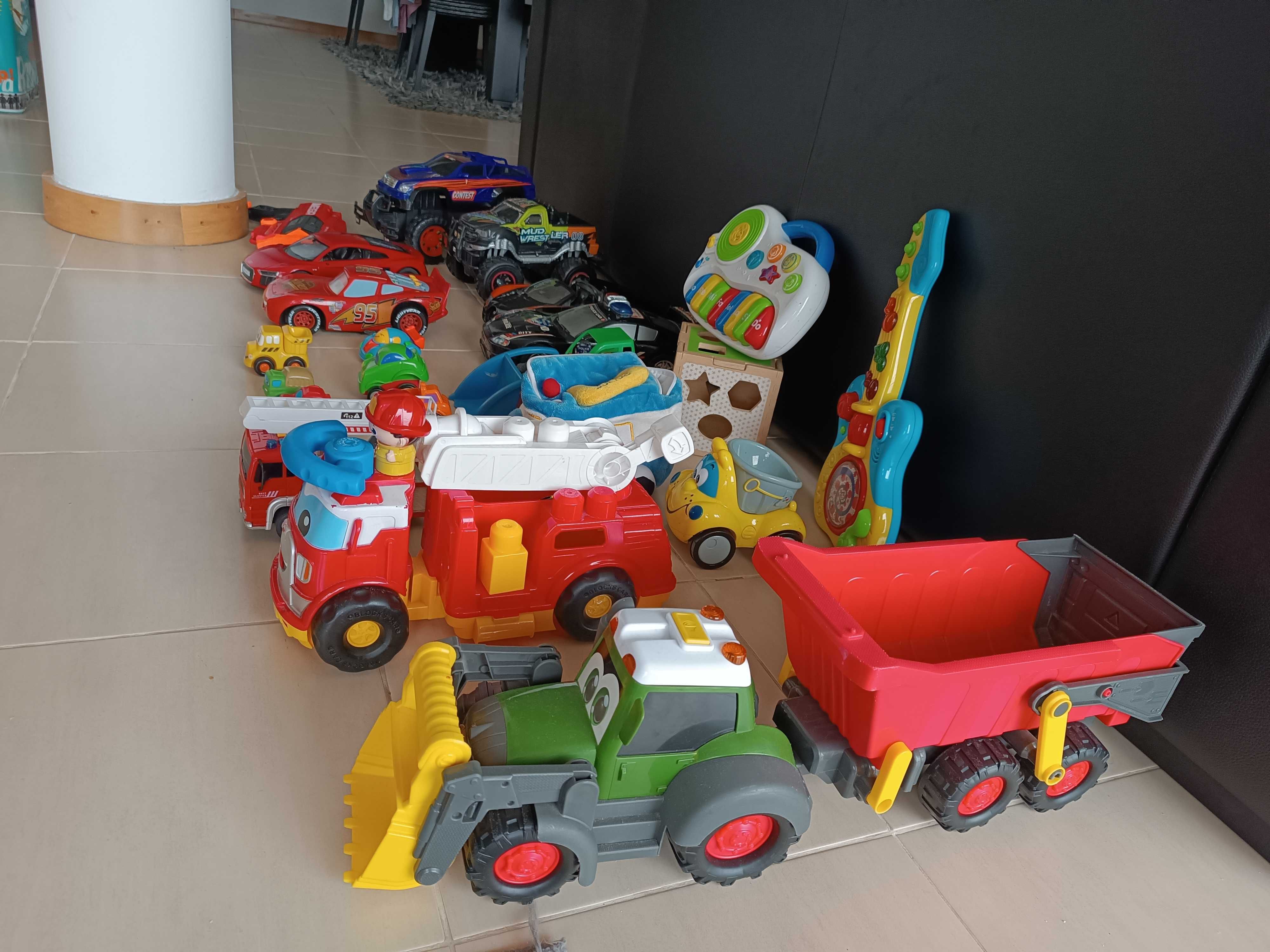 Conjunto de brinquedos carros e outros