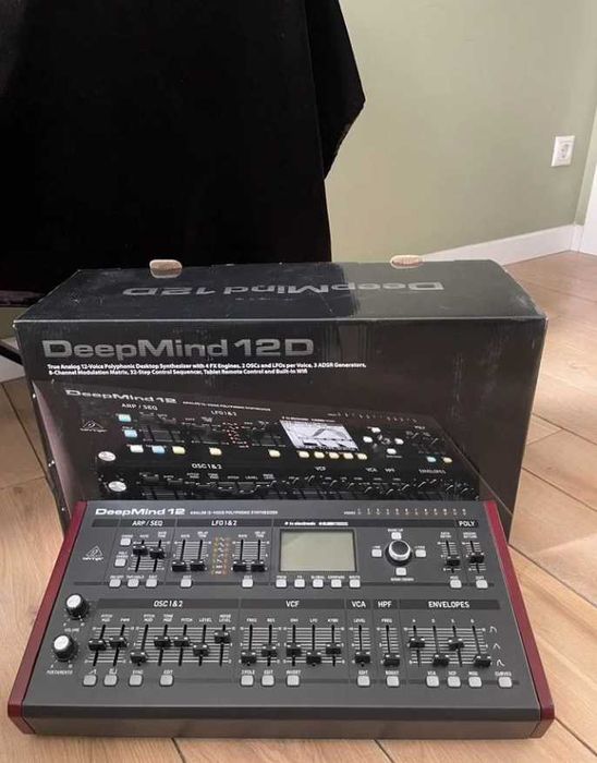 Analogowy syntezator polifoniczny DeepMind 12