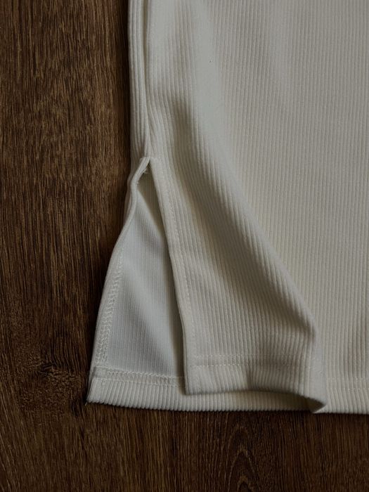 Жіночий костюмчик з акцентом на талії