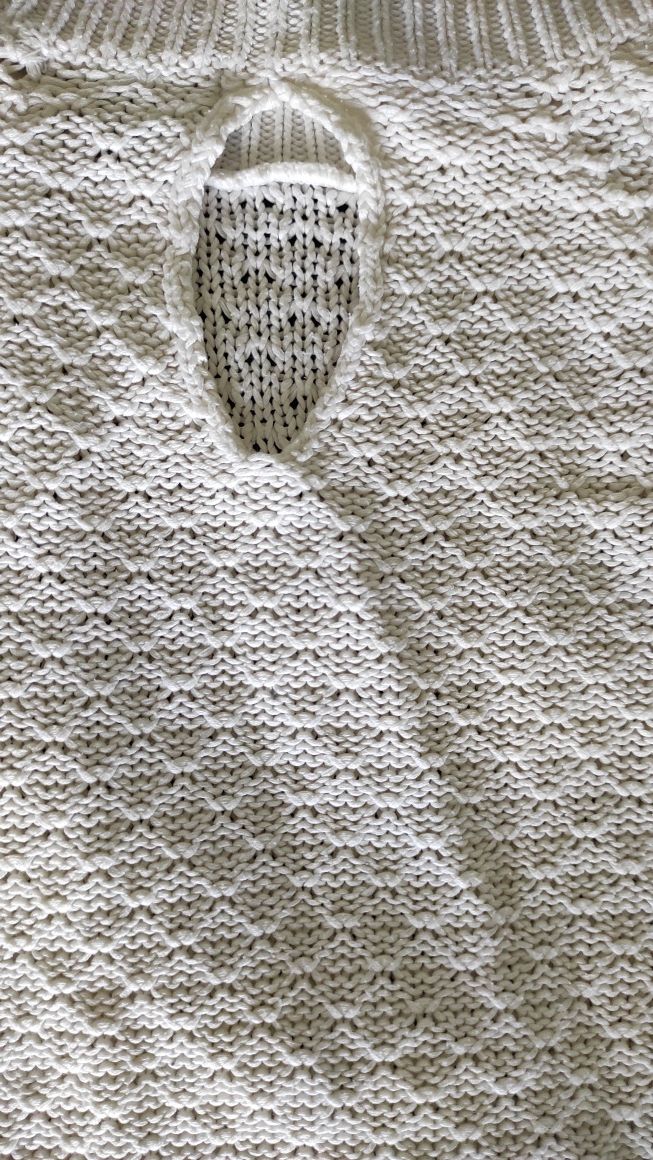 Biały sweter M Reserved YFL