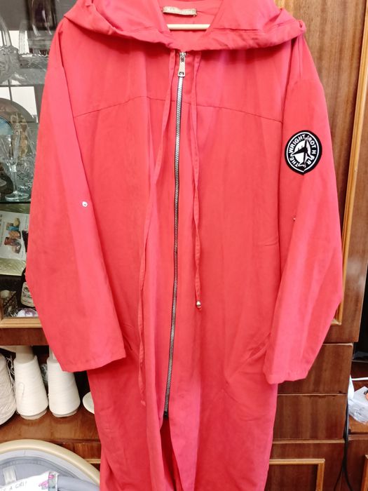 Плащ демісезонний червоного кольору